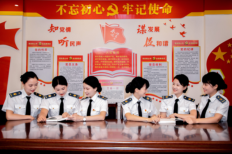 1671784981516098083.jpg 蓝莲花团队-制服照2.jpg