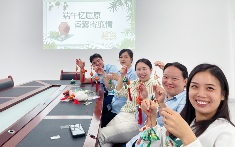 宜威高速底洞收费站收费员一起缝制香囊，样式多样，体验民俗工艺，感受传统文化4.jpeg